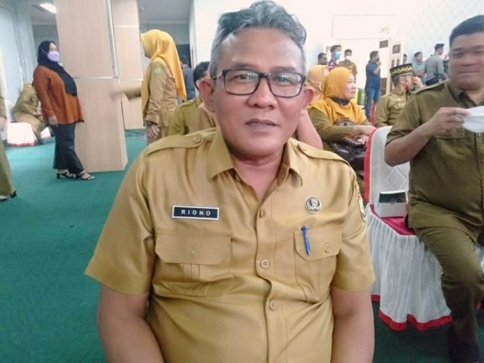 Kepala Dinas Lingkungan Hidup (DLH) Kota Tanjungpinang, Riono mengatakan Pemko Tanjungpinang melalui DLH sudah membagi-bagikan 1.000 tong sampah agar masyarakat tidak repot membuang sampah dengan jarak yang jauh f,Pemko Tanjungpinang