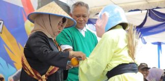 Wali Kota Bagikan Hasil Pertanian kepada Warga Saat Pawai Budaya Nusantara dan Kenderaan Hias Wali Kota Tanjungpinang, Rahma bersama Ketua TP PKK Tanjungpinang Agung Wiradharma ikut meramaikan pawai budaya nusantara dengan mengenakan kostum petani di kawasan Taman Laman Boenda Tepi Laut Tanjungpinang, Sabtu (3/9) f,diskominfo Tanjungpinang