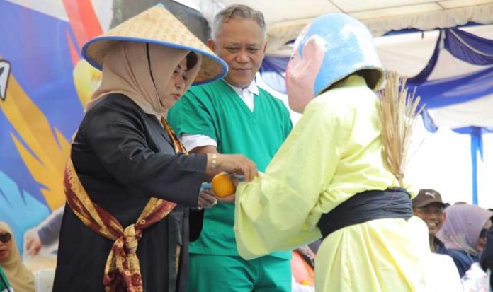 Wali Kota Tanjungpinang, Rahma bersama Ketua TP PKK Tanjungpinang Agung Wiradharma ikut meramaikan pawai budaya nusantara dengan mengenakan kostum petani di kawasan Taman Laman Boenda Tepi Laut Tanjungpinang, Sabtu (3/9) f,diskominfo Tanjungpinang