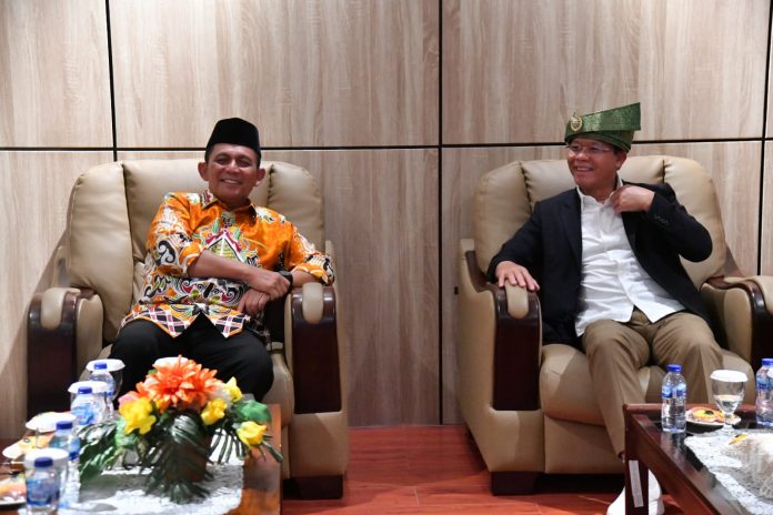 Gubernur Kepri Ansar Ahmad menggelar pertemuan dengan Utusan Khusus Presiden (UKP) Bidang Kerjasama Pengentasan Kemiskinan dan Ketahanan Pangan Muhammad Mardiono di Graha Kepri Kota Batam, Sabtu (2/9) f,diskominfo Kepri