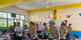 Tingkatkan Minat Baca, Polsek Tanjungpinang Timur Bagikan Buku untuk Anak Sekolah Polsek Tanjungpinang Timur membagikan buku di SMP Katolik Santa Maria, Jalan Anggrek Merah, Kelurahan Kampung Bulang, Kecamatan Tanjungpinang Timur, Kota Tanjungpinang. Rabu (06/09) f,Polsek Tanjungpinang Timur