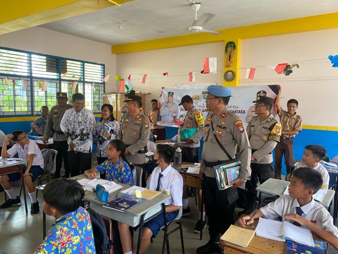 Polsek Tanjungpinang Timur membagikan buku di SMP Katolik Santa Maria, Jalan Anggrek Merah, Kelurahan Kampung Bulang, Kecamatan Tanjungpinang Timur, Kota Tanjungpinang. Rabu (06/09) f,Polsek Tanjungpinang Timur