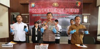 Rampas Uang Rp190 Juta, Pelaku Berhasil Ditangkap di Jakarta Kabidhumas Polda Kepri Kombes. Pol. Zahwani Pandra Arsyad melakukan konferensi pers terkait Pers di Lobby Ditreskrimum Polda Kepri, Senin (4/9/2023). Ditreskrimum) Polda Kepulauan Riau berhasil mengungkap kasus tindak pidana pencurian dengan kekerasan yang terjadi di depan Bank Panin Cabang Fanindo, Kota Batam, pada hari Jumat, tanggal 25 Agustus 2023, sekitar pukul 11.00 WI f,Polda Kepri