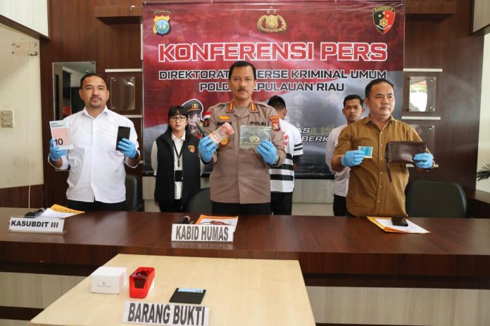 Kabidhumas Polda Kepri Kombes. Pol. Zahwani Pandra Arsyad melakukan konferensi pers terkait Pers di Lobby Ditreskrimum Polda Kepri, Senin (4/9/2023). Ditreskrimum) Polda Kepulauan Riau berhasil mengungkap kasus tindak pidana pencurian dengan kekerasan yang terjadi di depan Bank Panin Cabang Fanindo, Kota Batam, pada hari Jumat, tanggal 25 Agustus 2023, sekitar pukul 11.00 WI f,Polda Kepri