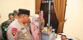 Kapolda Kunjungi Personel yang Terluka di RS Bhayangkara Batam Saat Pengamanan Aksi Unjuk Rasa di BP Batam Kapolda Kepulauan Riau Irjen. Pol. Drs. Tabana Bangun, mengunjungi para personel kepolisian , BP Batam dan Satpol PP yang terluka dalam pengamanan aksi unjuk rasa yang berlangsung di depan kantor BP Batam, Senin (11/9) f,Polda Kepri