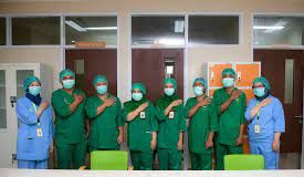 Undang Undang No 17/2023 Buka Peluang Pemenuhan Tenaga Medis Berbagai Jalur Data Kemenkes menunjukkan Hingga Juni 2023, pada pelayanan kesehatan primer masih terdapat 4,17% puskesmas yang tidak memiliki dokter, 45% puskesmas belum lengkap sembilan jenis tenaga kesehatan (mencakup dokter, dokter gigi, perawat, bidan, apoteker, tenaga kesmas, sanitarian, petugas lab, tenaga gizi). Pada tingkat pelayanan kesehatan rujukan, sebanyak 38,48% RSUD di tingkat Kab/Kota belum lengkap 7 jenis dokter spesialis f,kemkes