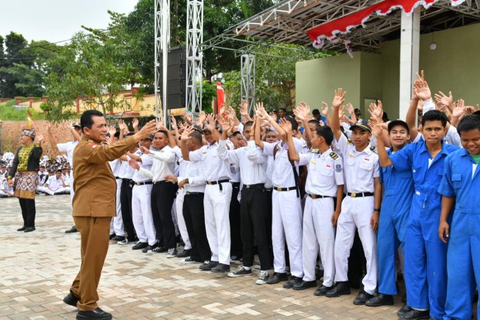 Gubernur Kepulauan Riau Ansar Ahmad melakukan kunjungan ke SMKN 5 Kota Batam, Senin (11/9) f,diskominfo Kepri