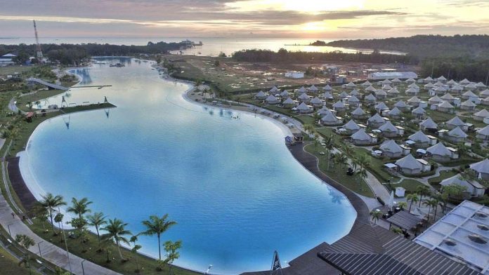 Treasure Bay Bintan berada di kawasan Pantai Lagoi, Bintan, Provinsi Kepri. Treasure Bay Bintan memiliki lahan seluas 338 hektare dan merupakan kawasan yang lengkap untuk berwisata f,hipway.