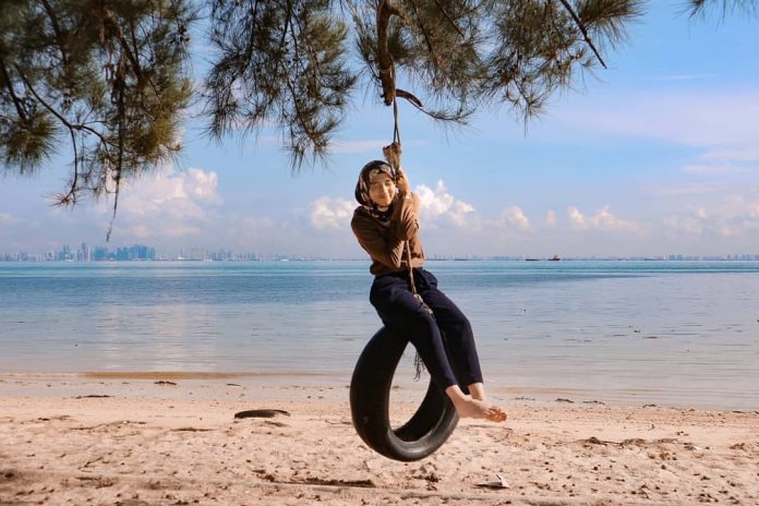 Pantai Tanjung Pinggir, pengunjung tak hanya bisa menikmati panorama alamnya, bisa juga melihat Singapura lebih dekat. f,tempat wisata
