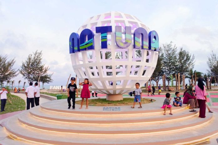 Pantai Piwang menjadi tempat hangout yang menyenangkan bagi penduduk lokal maupun wisatawan f,ist