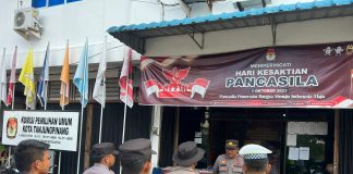 Jaga Kantor KPU 24 Jam Non-Stop, Personel Diminta Tetap Semangat dan Jaga Kesehatan Para personel Polresta Tanjungpinang melaksanakan Apel Pengamanan Kantor Komisi Pemilihan Umum (KPU) Kota Tanjungpinang, Kamis (19/10) f,Polresta Tanjungpinang