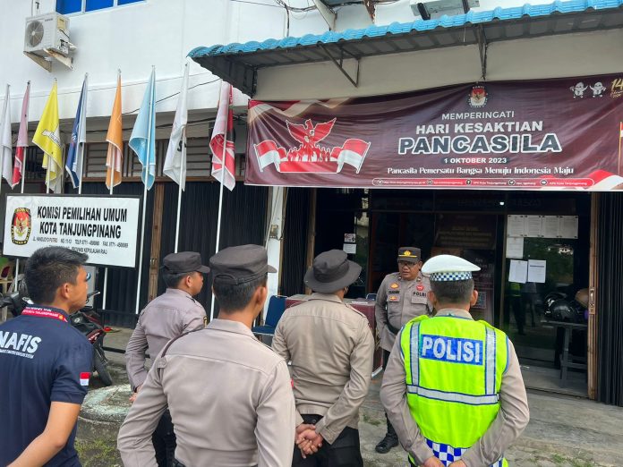 Para personel Polresta Tanjungpinang melaksanakan Apel Pengamanan Kantor Komisi Pemilihan Umum (KPU) Kota Tanjungpinang, Kamis (19/10) f,Polresta Tanjungpinang