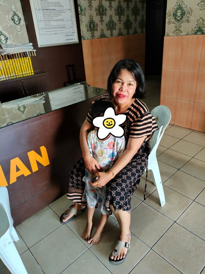 Seorang anak yang sempat terpisah dari ibunya saat belanja di pasar kembali bertemu di Polsek Tanjungpinang Timur, Kamis (19/10) f,Polsek Tanjungpinang Timur