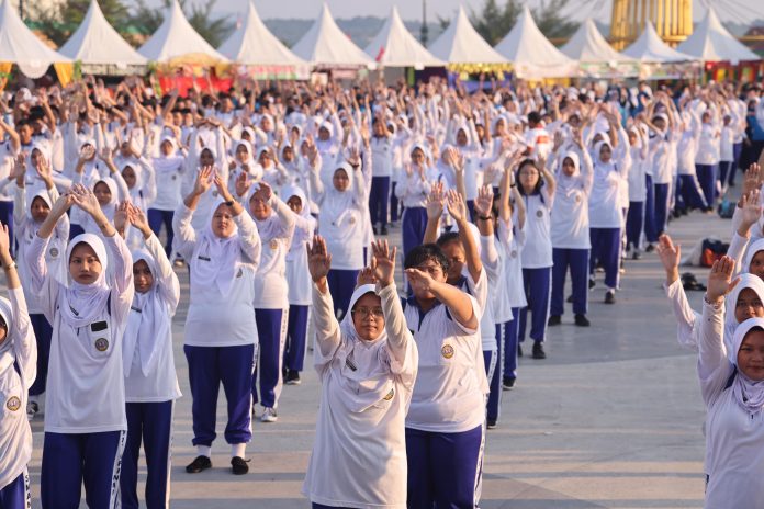 Senam sehat pemuda yang dihadiri ribuan pemuda, termasuk siswa SMA, SMK, dan mahasiswa dari berbagai perguruan tinggi se-Kota Tanjungpinang dalam rangka memeriahkan Sumpah Pemuda, di di Tugu Sirih, Taman Gurindam 12, Tanjungpinang, Jumat (27/10) f,Diskominfo Kepri