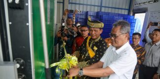 Tanjungpinang Kini Memiliki Penyimpanan Cabai. Tahan Sampai Tiga Bulan Gubernur Kepri, Ansar Ahmad meresmikan Cold Storage di Pelabuhan Roro Dompak, Kelurahan Dompak Kecamatan Bukit Bestari, dengan kapasitas 7,5 ton dan mampu menyimpan bahan pangan hingga 3 bulan, f,Diskominfo Kepri