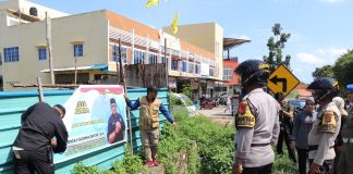 Bawaslu Dibantu Polisi Tertipkan Alat Peraga Kampanye di Tanjungpinang Polresta Tanjungpinang bersama Bawaslu Kota Tanjungpinang melakukan penertiban Alat Peraga Sosialisasi (APS) yang menyerupai Alat Peraga Kampanye (APK), seperti poster dan spanduk, Senin (30/10) f,Polresta Tanjungpinang