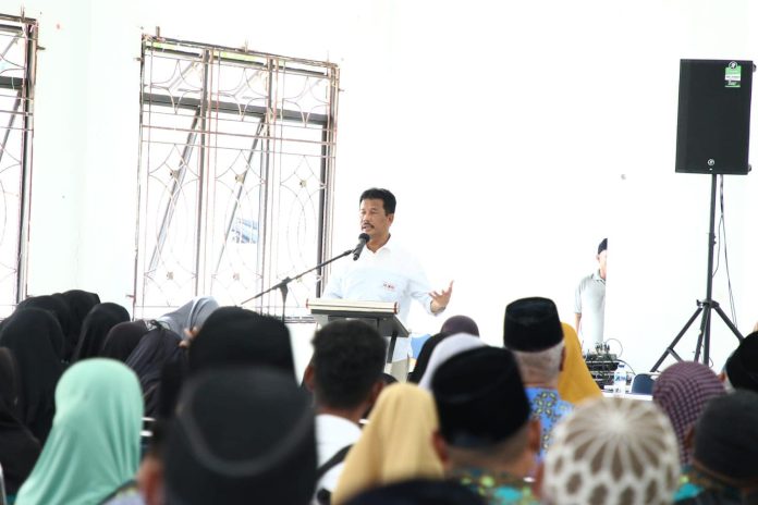Wali Kota Batam, Rudi silaturahmi bersama RT/RW dan Tokoh Masyarakat Sekaligus Penyerahan Insentif RT/RW Triwulan III (Periode Juli-September) 2023 Tingkat Kecamatan Belakang Padang di Gedung Nasional Belakang Padang, Sabtu (30/9) f,Pemko Batam