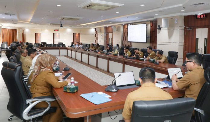 Kepala Dinas Komunikasi dan Informatika (Kominfo) Kota Batam, Rudi Panjaitan, saat memimpin Rapat Persiapan Evaluasi Implementasi Kota Cerdas (Smart City) Tahap II di Kantor Wali Kota Batam, Senin (16/10) f,Pemko Batam