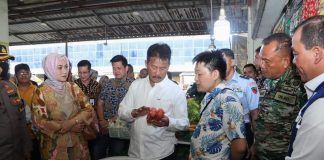 Pasar Murah di Batam Jadi Salah Satu Kebijakan Kendalikan Inflasi di Batam Wali Kota Batam, HM Rudi saat memantau harga sembako di Pasar. Pemerintah Kota (Pemko) Batam menggelar pasar murah di beberapa lokasi di Batam pada bulan ini. f,Pemko Batam