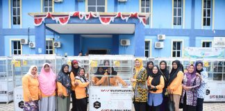 26 UMKM Dapat Bantuan Gerobak dari Dinas Sosial Kepri Ketua TP-PKK Provinsi Kepulauan Riau Hj. Dewi Kumalasari Ansar menyerahkan secara langsung bantuan peralatan Usaha Ekonomi Produktif (UEP) tersebut di Kantor Dinas Sosial Provinsi Kepri, Dompak, Senin (9/10) f,diskominfo Kepri