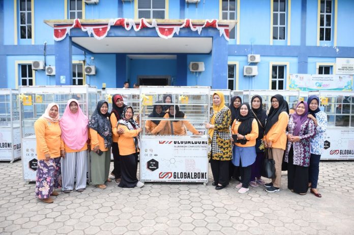  Ketua TP-PKK Provinsi Kepulauan Riau Hj. Dewi Kumalasari Ansar menyerahkan secara langsung bantuan peralatan Usaha Ekonomi Produktif (UEP) tersebut di Kantor Dinas Sosial Provinsi Kepri, Dompak, Senin (9/10) f,diskominfo Kepri