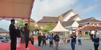 Pj Hasan Minta DPMPTSP Promosikan Pelayanan Terpadu Satu Pintu yang Berkualitas Penjabat (Pj) Wali Kota Tanjungpinang, Hasan, meramaikan peringatan HUT ke-1 Mal Pelayanan Publik (MPP) Tanjungpinang dengan mengikuti sesi senam bersama, Kamis (26/10) f,diskominfo Tanjungpinang