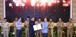 Gubernur Kepri Ansar Ahmad Terima Penghargaan Kolaborasi dan Pembinaan Desa Kelurahan Sadar Hukum Gubernur Kepulauan Riau H. Ansar Ahmad menerima sertifikat penghargaan atas kolaborasi dan pembinaan Desa kelurahan Sadar Hukum yang diserahkan oleh Kepala Pusat Penyuluhan dan Bantuan Hukum Badan Pembinaan Hukum Nasional Kemenkumham RI, Sofyan di Aula Wan Seri Beni Dompak, Tanjungpinang, Selasa (24/10) f,diskominfo Kepri