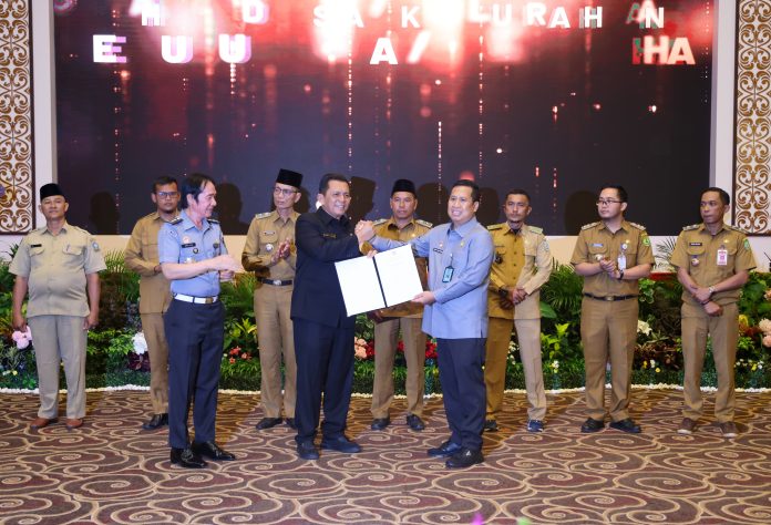 Gubernur Kepulauan Riau H. Ansar Ahmad menerima sertifikat penghargaan atas kolaborasi dan pembinaan Desa kelurahan Sadar Hukum yang diserahkan oleh Kepala Pusat Penyuluhan dan Bantuan Hukum Badan Pembinaan Hukum Nasional Kemenkumham RI, Sofyan di Aula Wan Seri Beni Dompak, Tanjungpinang, Selasa (24/10) f,diskominfo Kepri