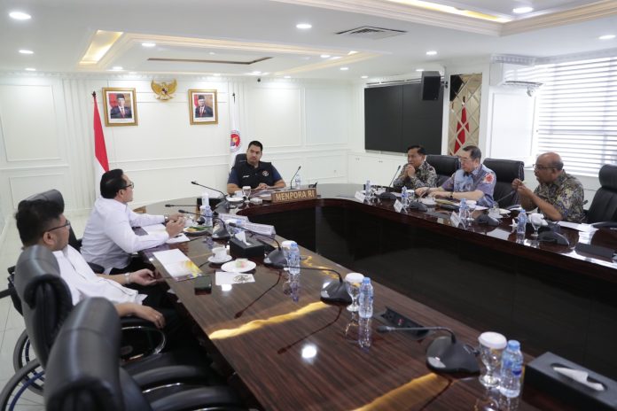 Ketua Umum Persatuan Pengurus Pusat Persatuan Bola Voli Seluruh Indonesia (PP PBVSI) Imam Sudjarwo beserta jajaran menyampaikan hal tersebut kepada Menteri Pemuda dan Olahraga Republik Indonesia (Menpora RI) Dito Ariotedjo di Kemenpora, Jakarta, Kamis (12/10) f,kemenpora