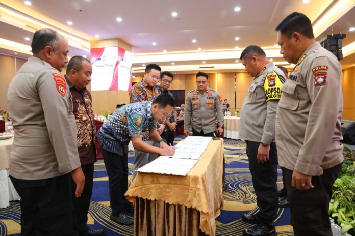 Polda Kepri melaksanakan Kegiatan Penandatanganan Nota Kesepahaman (MoU) dan Perjanjian Kerjasama (PKS) Kepolisian Daerah Kepulauan Riau dengan Objek Vital Nasional/Objek Tertentu Tahun 2023 di Hotel AP Premier Jodoh Batu Ampar, Kota Batam pada Rabu (18/10) f,Polda Kepri