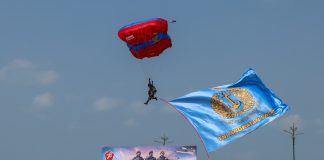 Peringatan Hari Ulang Tahun Ke-78 Tentara Nasional Indonesia Tingkat Provinsi Kepri Tampilkan Atraksi para Marinir Aksi terjun payung dalam peringatan Hari Ulang Tahun Ke-78 Tentara Nasional Indonesia (TNI) di Pelataran Tugu Sirih, Tanjungpinang, Kamis (05/10) f,diskominfo Kepri