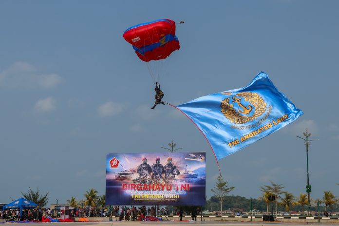 Aksi terjun payung dalam peringatan Hari Ulang Tahun Ke-78 Tentara Nasional Indonesia (TNI) di Pelataran Tugu Sirih, Tanjungpinang, Kamis (05/10) f,diskominfo Kepri