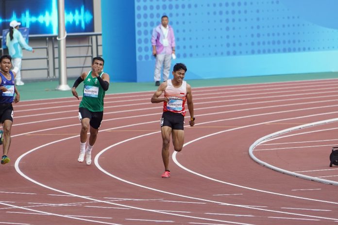 Saptoyogo Purnomo berhasil melampaui para pesaingnya dan finis tercepat dalam lari 400 meter kategori T37 putra saat berlomba di Huanglong Sports Center Stadium, Senin (23/10) f,kemenpora