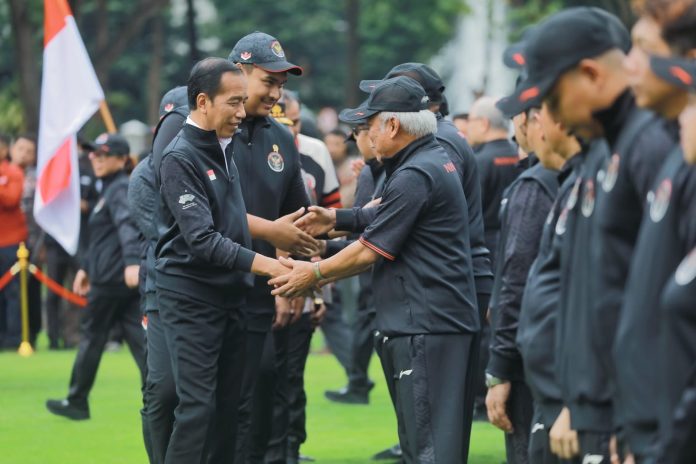 Menteri Pemuda dan Olahraga Republik Indonesia (Menpora RI) Dito Ariotedjo mendampingi Presiden RI Joko Widodo melepas kontingen Indonesia yang akan berjuang pada ajang Asian Games 2022 Hangzhou di Istana Negara, Jakarta, Selasa (19/9) sore.(foto:yayan/kemenpora.go.id)