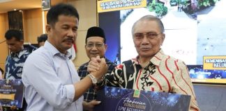 Bagikan Insentif, HMR Sebut Peran RT/RW Sangat Krusial dalam Ketahanan Wilayah Wali Kota Batam H Muhammad Rudi (HMR), menyerahkan secara simbolis insentif secara simbolis kepada tokoh masyarakat Kelurahan Kampungpelita, Kecamatan Lubukbaja, di Ballroom Hotel AP Premier, Selasa (3/10/2023) malam f,Pemko Batam