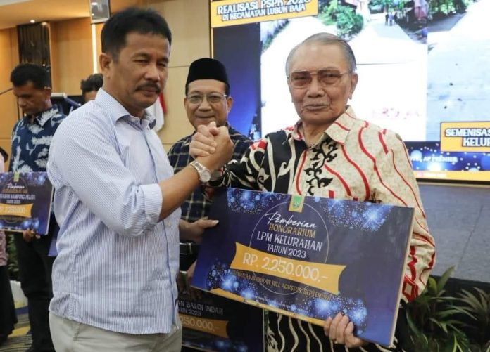 Wali Kota Batam H Muhammad Rudi (HMR), menyerahkan secara simbolis insentif secara simbolis kepada tokoh masyarakat Kelurahan Kampungpelita, Kecamatan Lubukbaja, di Ballroom Hotel AP Premier, Selasa (3/10/2023) malam f,Pemko Batam