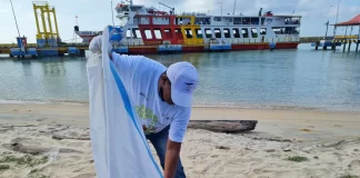 Dalam 10 Bulan, ASDP Kumpulkan 560 Kilogram Sampah Plastik Setara Reduksi Emisi 2,09 Ton Karbon PT ASDP Indonesia Ferry (Persero) terus berupaya menjaga kelestarian dan keseimbangan lingkungan hidup melalui pengelolaan sampah, sebagai wujud komitmen perusahaan dalam upaya mereduksi emisi karbon f,bumn