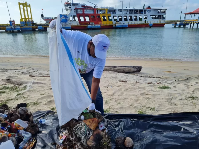 PT ASDP Indonesia Ferry (Persero) terus berupaya menjaga kelestarian dan keseimbangan lingkungan hidup melalui pengelolaan sampah, sebagai wujud komitmen perusahaan dalam upaya mereduksi emisi karbon f,bumn