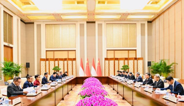 Presiden Joko Widodo didampingi Sekretaris Kabinet Pramono Anung saat pertemuan bilateral dengan Perdana Menteri (PM) Republik Rakyat Tiongkok (RRT) Li Qiang pada Selasa (17/10/2023). (Foto: BPMI Setpres/Laily Rachev)