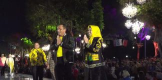 Kenakan Jaket Batik, Gubernur Ansar & Istri Tampil Diatas Catwalk Dihadapan Presiden RI Gubernur Kepulauan Riau H. Ansar Ahmad bersama Hj. Dewi Kumalasari yang merupakan istri dan juga ketua TP-PKK Provinsi Kepri hadir memeriahkan acara ‘Istana Berbatik’ yang diselenggarakan di Istana Negara, Jakarta, Minggu (1/10) f,diskominfon Kepri