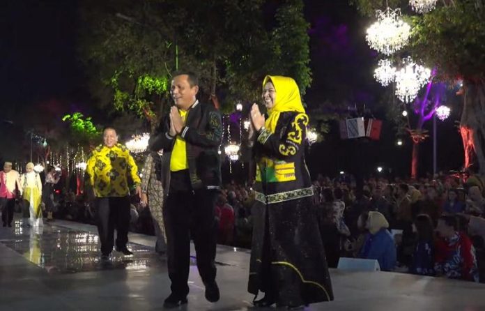 Gubernur Kepulauan Riau H. Ansar Ahmad bersama Hj. Dewi Kumalasari yang merupakan istri dan juga ketua TP-PKK Provinsi Kepri hadir memeriahkan acara ‘Istana Berbatik’ yang diselenggarakan di Istana Negara, Jakarta, Minggu (1/10) f,diskominfon Kepri