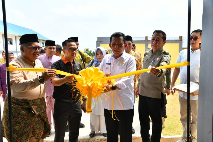 Gubernur Kepri Ansar Ahmad meresmikan 14 Ruang Kelas Baru dan 1 Ruang Praktek Siswa DAK Tahun 2022, Jumat (6/10) f,diskominfo Kepri