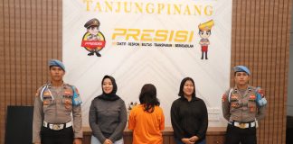 Tiga anak Dibawah Umur Jadi Korban Prostitusi Pelaku Kasus tindak pidana prostitusi inisial NF yang melibatkan korban di bawah umur yang terjadi Kamis, 5 Oktober 2023 di Wisma Pesona KM 8, Kota Tanjungpinang saat ditangkap Unit Jatanras Satreskrim Polresta Tanjungpinang f,Polresta Tanjungpinang