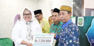 Marlin – Jefridin Bagikan Insentif Para Tokoh Agama Lubukbaja & Rajut Tenun Persaudaraan Wakil Gubernur Kepulauan Riau Hj Marlin Agustina, secara simbolis menyerahkan insentif kepada perwakilan tokoh agama se-Kecamatan Lubukbaja di Masjid Ar Rahman, Senin (9/10) f,Pemko Batam