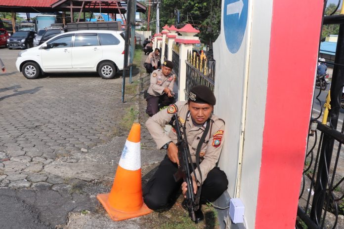 Personel Polresta Tanjungpinang melaksanakan latihan Sispam Mako Polresta Tanjungpinang, Selasa (10/10) f,Polresta Tanjungpinang