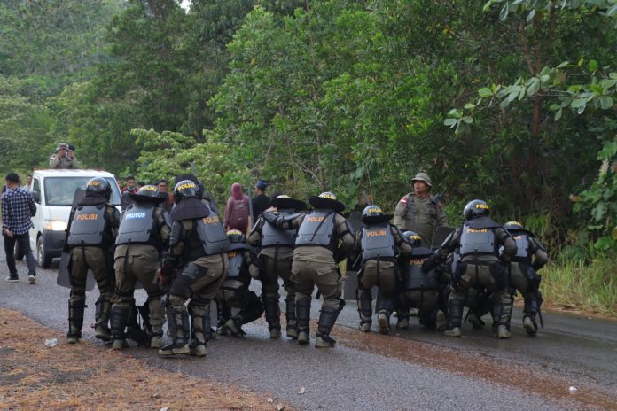 Kepolisian Resor Bintan menggelar latihan sistem pengamanan kota (Sispamkota) untuk mengantisipasi terjadinya kericuhan saat Pemilihan Umum (Pemilu) 2024 di Kantor KPU Kabupaten Bintan, Rabu (11/10) f,Polres Bintan