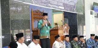 Ustaz Deden Terharu Melihat Perjuangan HMR Perjuangkan Insentif Tokoh Agama di Batam Perwakilan para tokoh agama Kota Batam, yang juga Ketua BMGQ Kota Batam Ustaz Deden Sirozuddin, menyampaikan apresiasi kepada Wali Kota Batam H Muhammad Rudi (HMR), di Masjid Baiturrahman Sekupang, Kamis (12/10) f,Pemko Batam