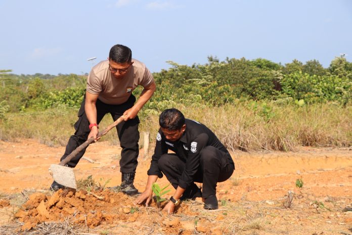 Polresta Tanjungpinang menyelenggarakan penanaman pohon disekitaran Rusun Polresta Tanjungpinang, Jumat (13/10) f, Polresta Tanjungpinang