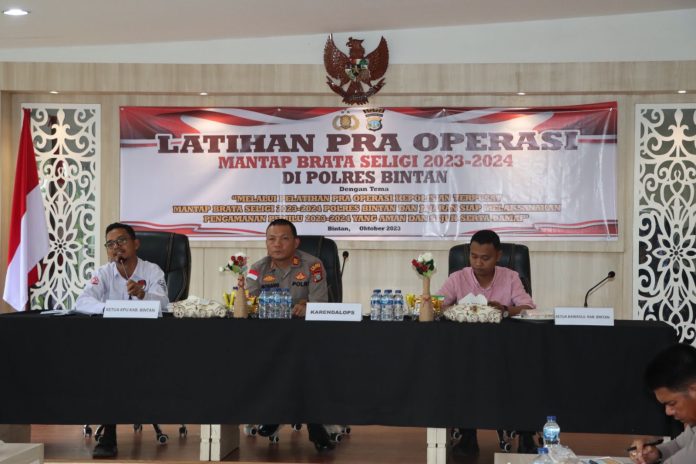 Polres Bintan menggelar Latihan Pra Operasi Mantap Brata Seligi 2023-2024 di Aula Gedung Sarja Arya Racana Polres Bintan pada hari Sabtu (14/10) f,Polres Bintan