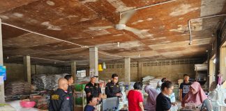 Tindak Lanjut Berita Oplosan Beras, BPSK Lakukan Sosialisasi ke Toko Beras BPSK Kota Tanjungpinang melakukan sosialisasi ke salah satu Toko Beras, di Kota Tanjungpinang, Minggu (15/10) siang f,BPSK